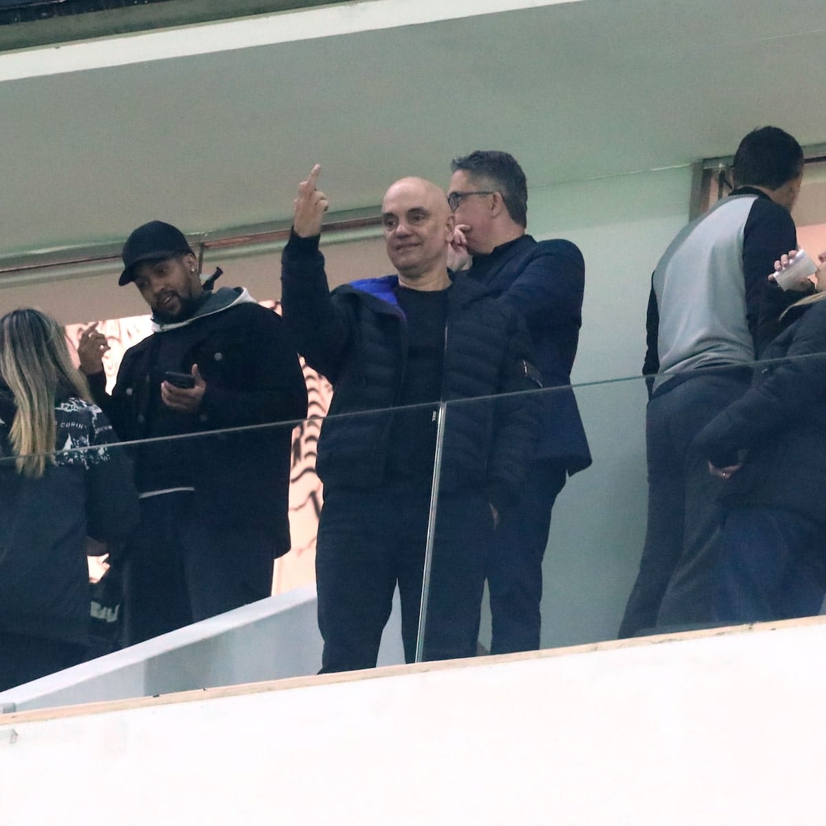 Ministro Alexandre de Moraes causa polemica ao fazer gesto obsceno durante classico paulista
