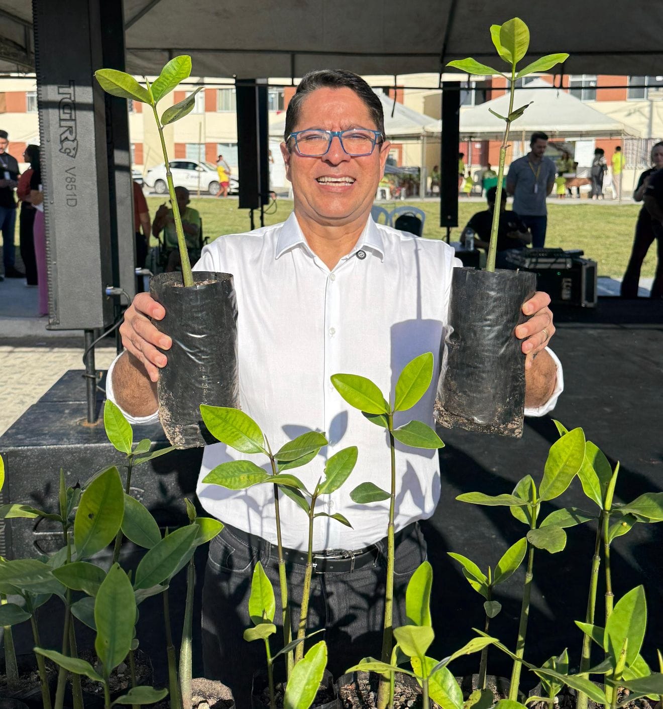 Vice prefeito Ricardo Marques participa de plantio de mudas de mangue e celebra inicio da recuperacao ambiental em Aracaju