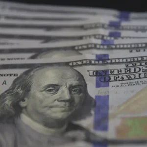 Dólar fica estável após prisão domiciliar de Bolsonaro e ata do Copom