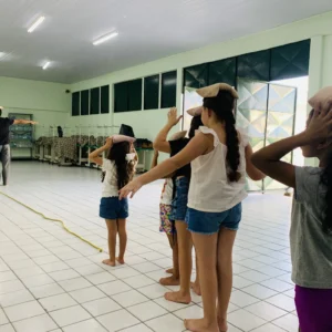 Oficinas gratuitas ofertadas pela Seasic fortalecem coordenação motora e concentração de crianças típicas e atípicas