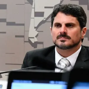Senador Marcos do Val é levado para colocar tornozeleira eletrônica