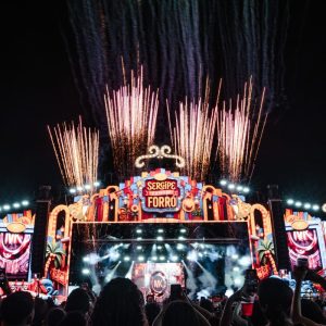 Mescla entre forro tradicional e sertanejo embala noite de Sao Joao no Arraia do Povo