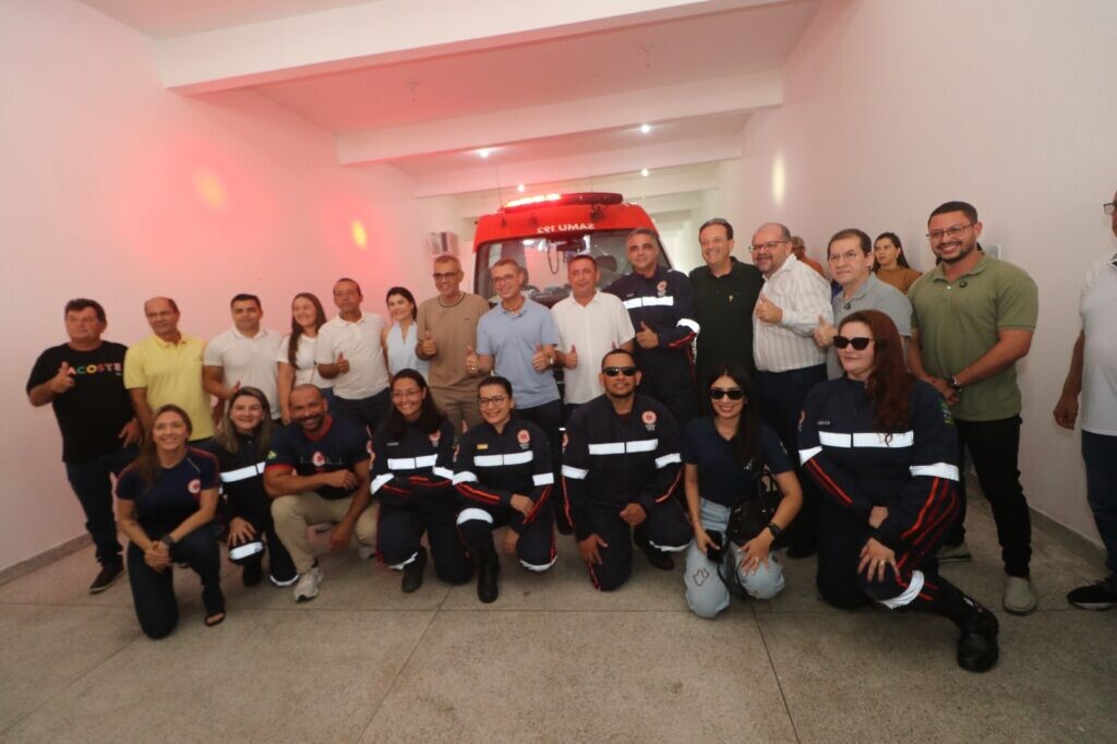 Equipe do Samu 192 em frente à nova base de Porto da Folha