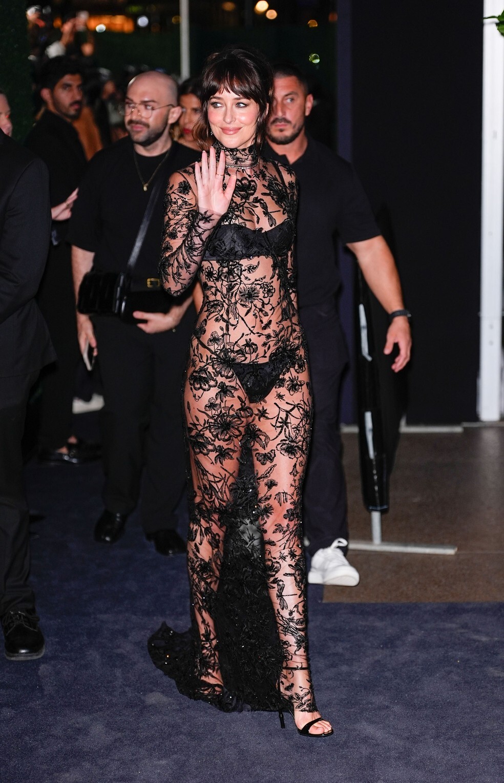 Dakota Johnson recebe prêmio em Zurique com vestido transparente e sem sutiã 3 Dakota Johnson durante a New York Fashion Week — Foto: Getty
