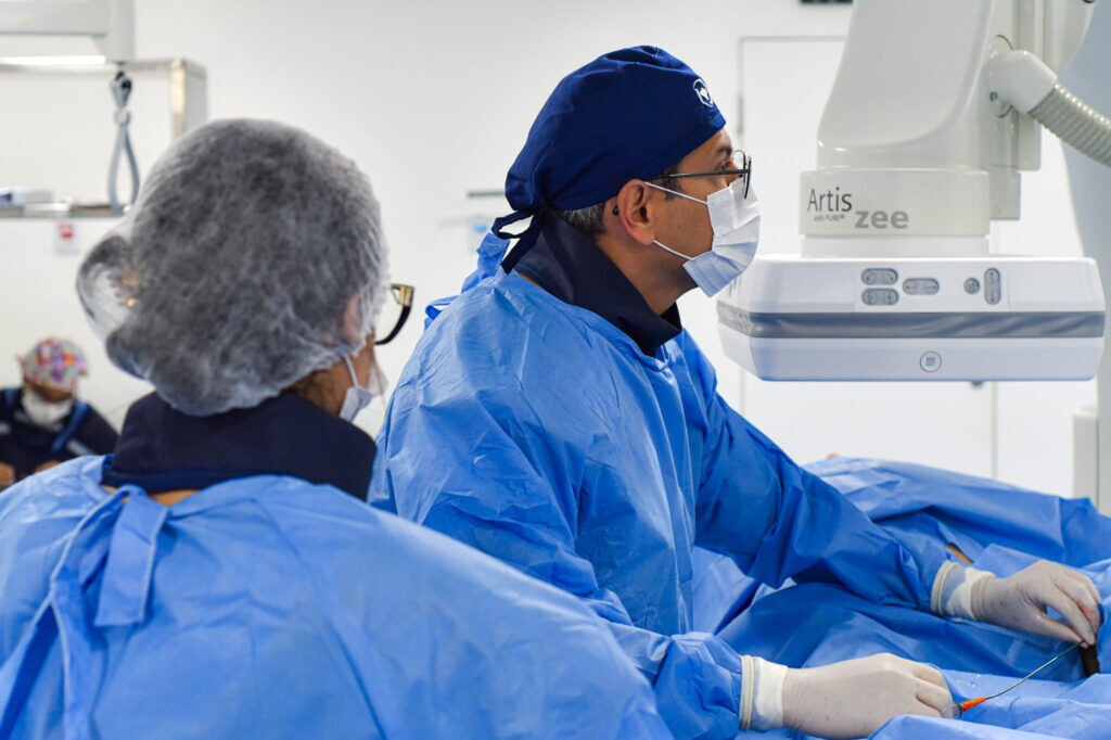 Equipe do Huse durante o procedimento endovascular