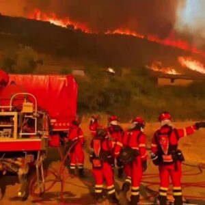 Incêndios florestais na Espanha forçam evacuações e elevam alerta de risco extremo