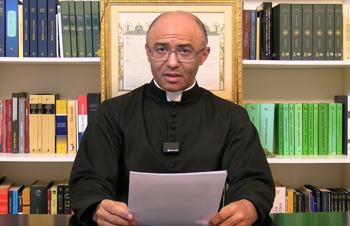 padre desafia vaticano e rejeita excomunh o ap s aderir a gr 20260717