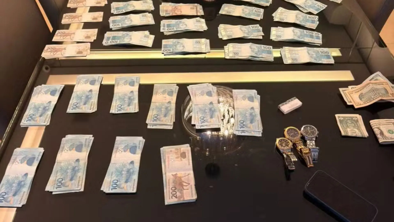 PF acha dinheiro em livro falso e mira assessores de deputado federal