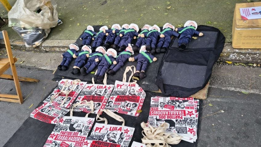 Ambulantes vendem produtos de Lula por até R$ 100 em ato no ABC