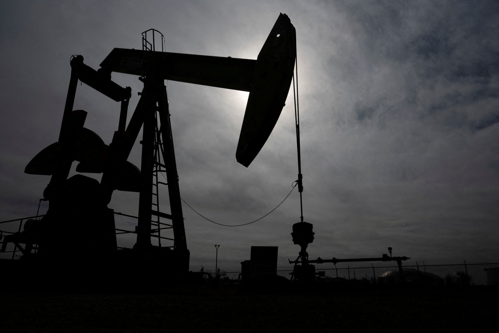 Crise no Oriente Médio eleva petróleo e pressiona combustíveis no Brasil