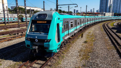Descarrilamento força passageiros a caminhar nos trilhos da Linha 8