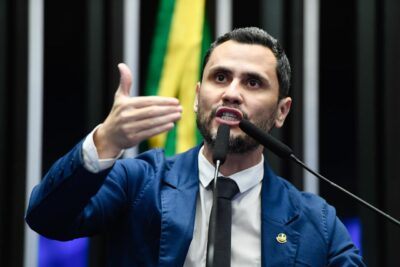 Eduardo Bolsonaro amplia apoio a Flávio em Minas com vídeo de Cleitinho