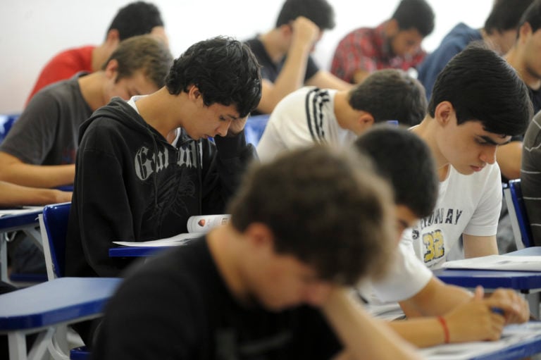 Ensino médio ainda não recupera nota de matemática anterior à pandemia