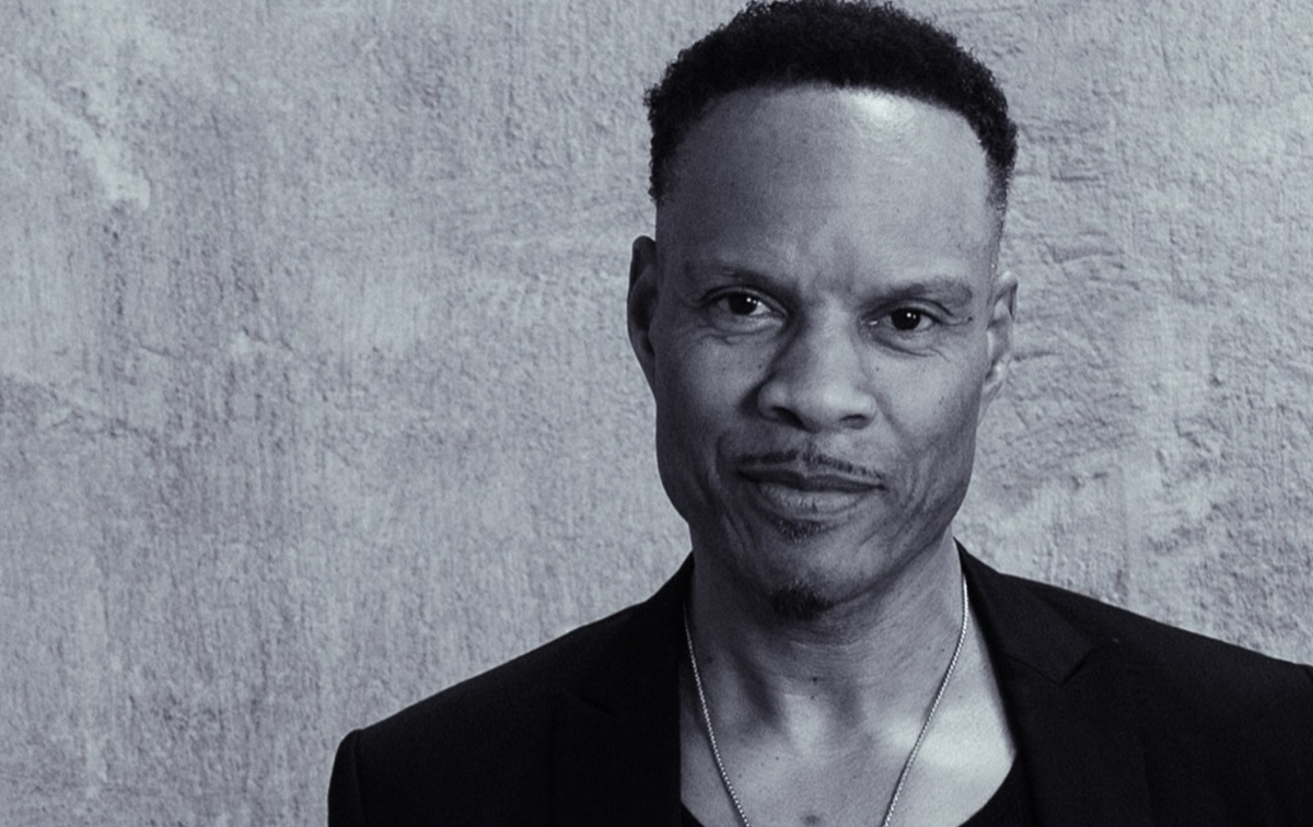 Família atualiza estado de baterista do Earth, Wind & Fire após parada cardíaca