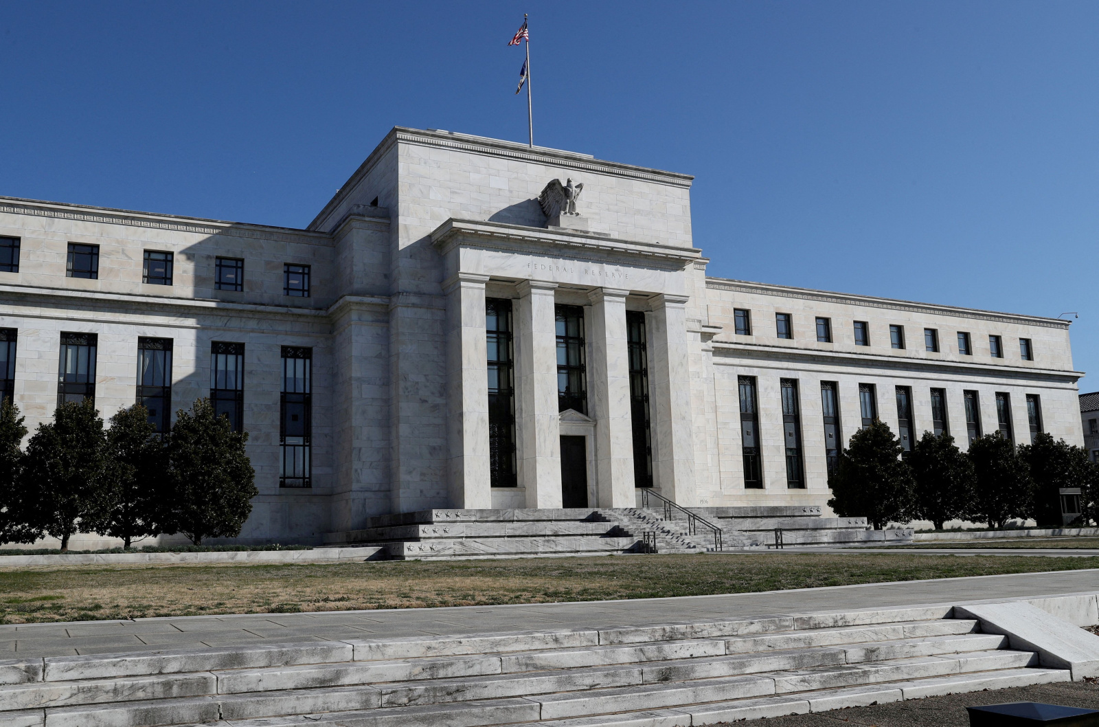 Fed mantém juros altos e amplia cautela nos mercados globais