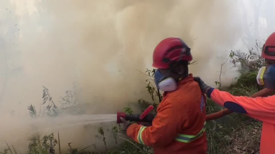 Incêndio avança no Monte Bromo e fecha parque na Indonésia