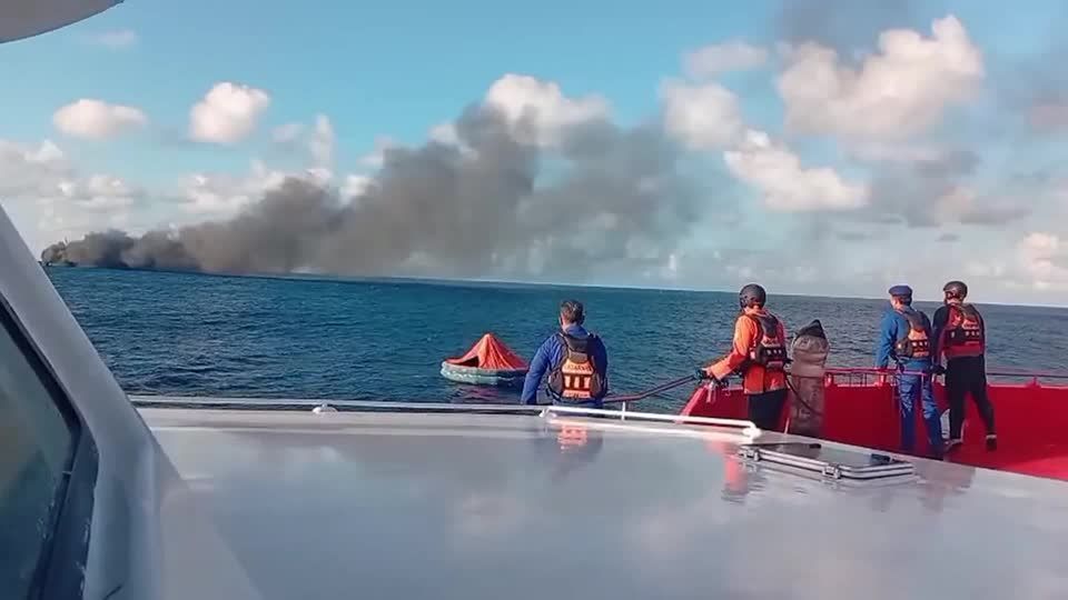 Incêndio em ferry na Indonésia mata um e mobiliza resgate de 172