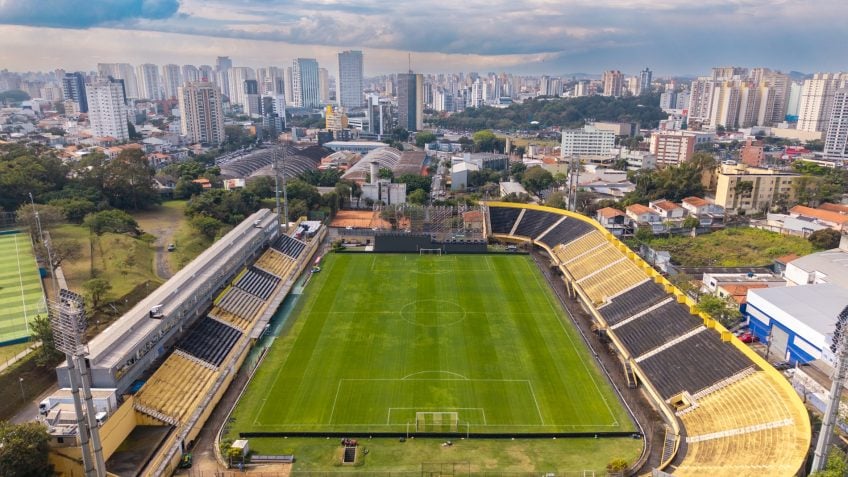 Lula abre corrida ao Planalto em estádio símbolo do sindicalismo