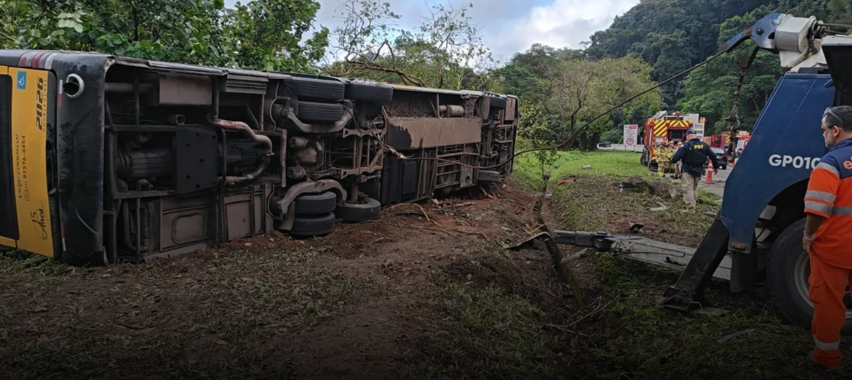Ônibus que seguia para o Rio tomba na BR-040 e mata oito em Petrópolis