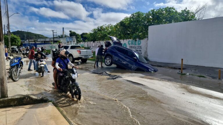 Rompimento de tubulação abre cratera e engole carro em Aracaju