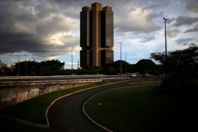 Tensão em Ormuz eleva petróleo e deixa bolsas asiáticas sem rumo