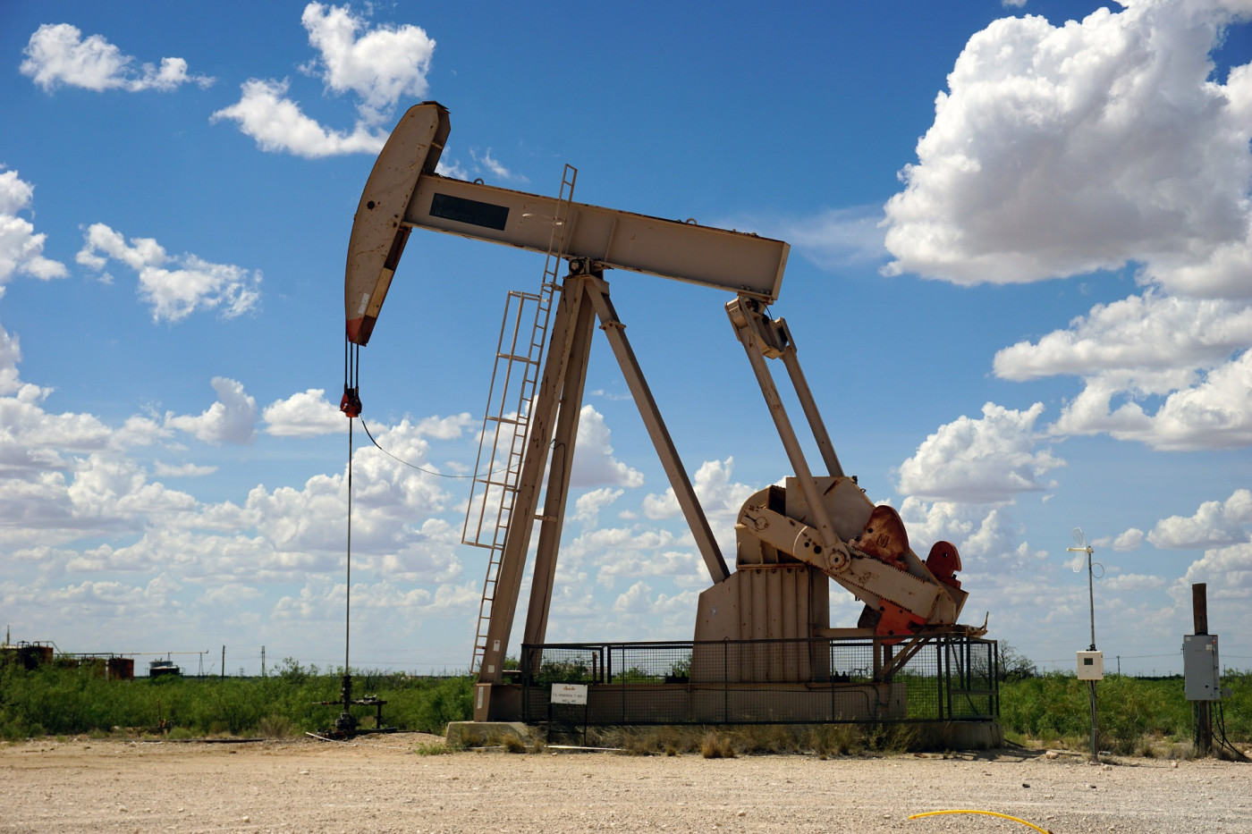 Tensão no Oriente Médio eleva petróleo e ameaça custos no Brasil