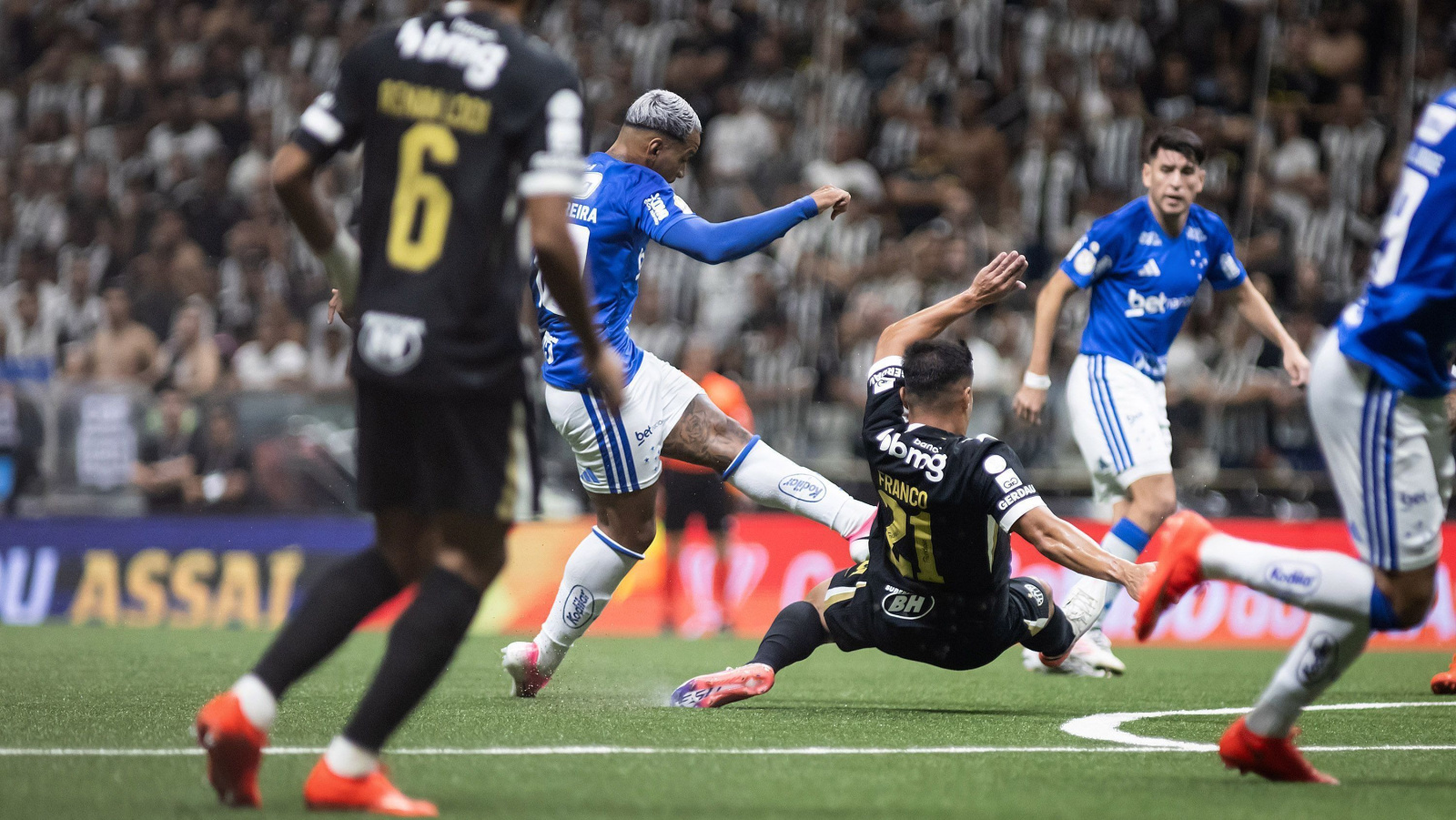 Atlético-MG vira sobre o Cruzeiro e garante vaga na semifinal da Copa do Brasil