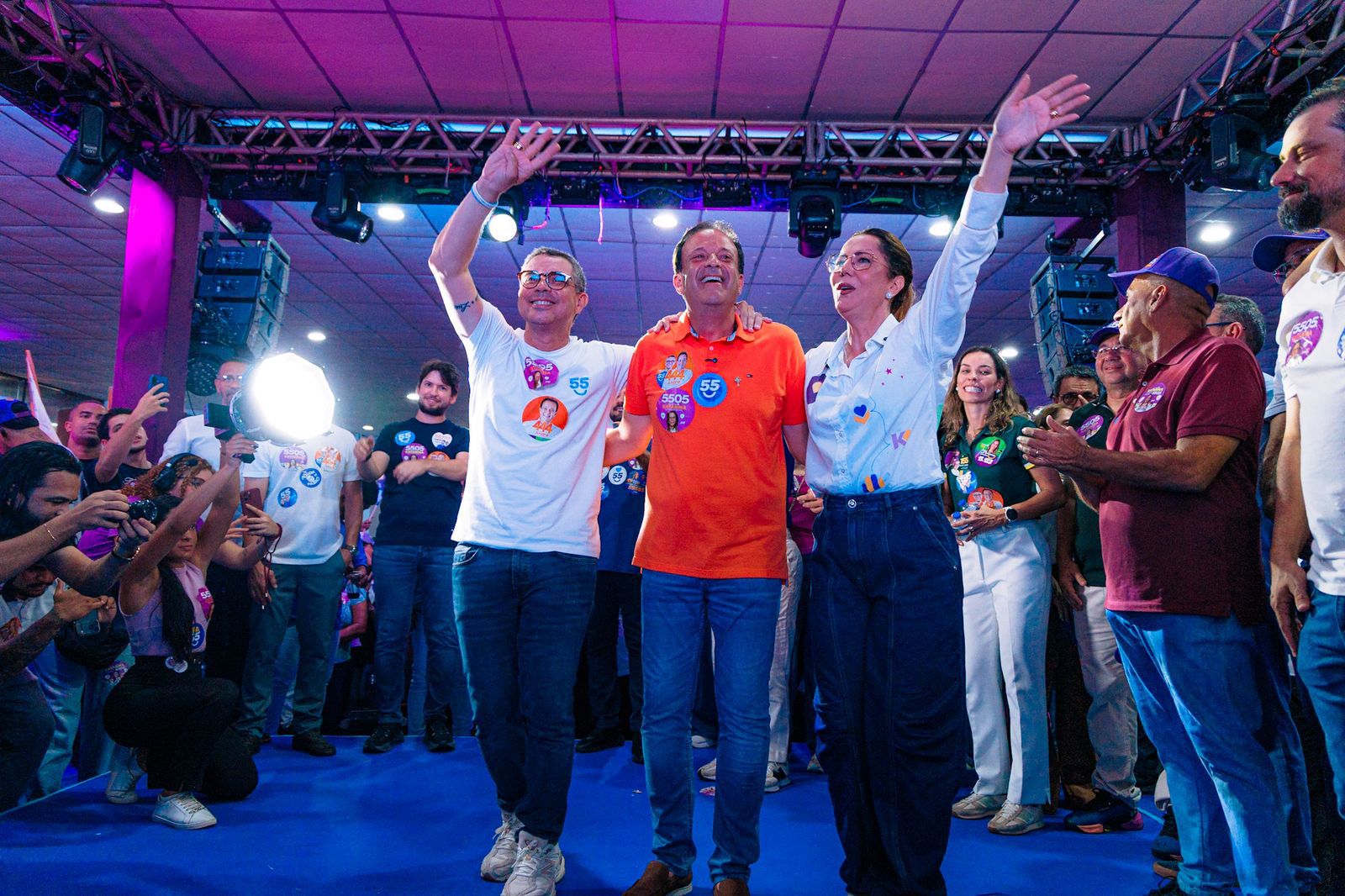 Fábio e Delegada Katarina reafirmam compromisso com a segurança pública 4 Governador Fábio Mitidieri e a deputada federal Delegada Katarina em ato de campanha em Aracaju