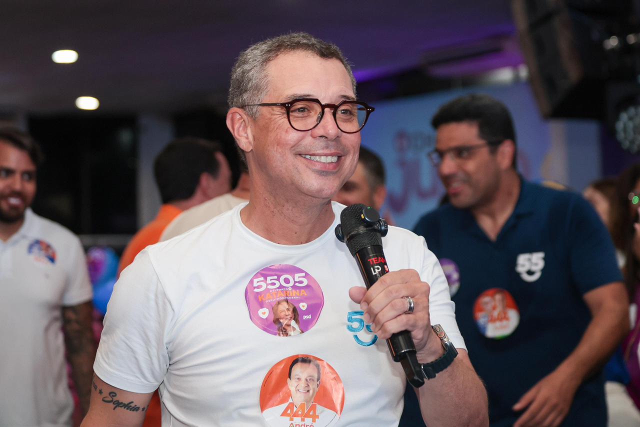 Fábio e Delegada Katarina reafirmam compromisso com a segurança pública 5 Governador Fábio Mitidieri e a deputada federal Delegada Katarina em ato de campanha em Aracaju
