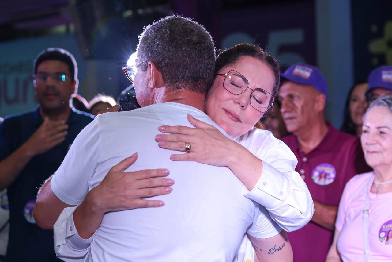Fábio e Delegada Katarina reafirmam compromisso com a segurança pública 6 Governador Fábio Mitidieri e a deputada federal Delegada Katarina em ato de campanha em Aracaju