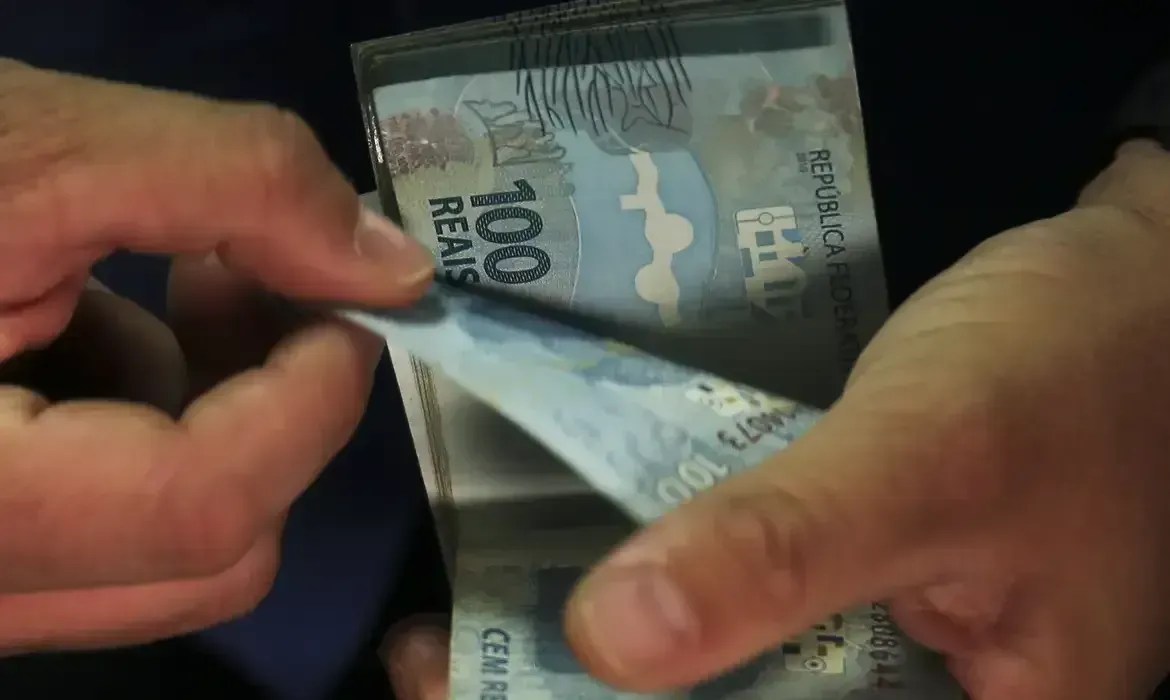 Governo reduz verba do Bolsa Família e projeta mínimo de R$ 1.741